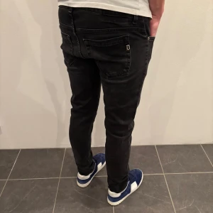 Dondup Jeans George  - Dondup Jeans George! Trendigaste jeansen på marknaden.  Skick= 9,5/10 Ny pris= 4000 kr Säljs för= 799 kr
