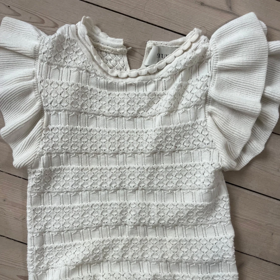 Vit stickad blus med volangärmar - 1