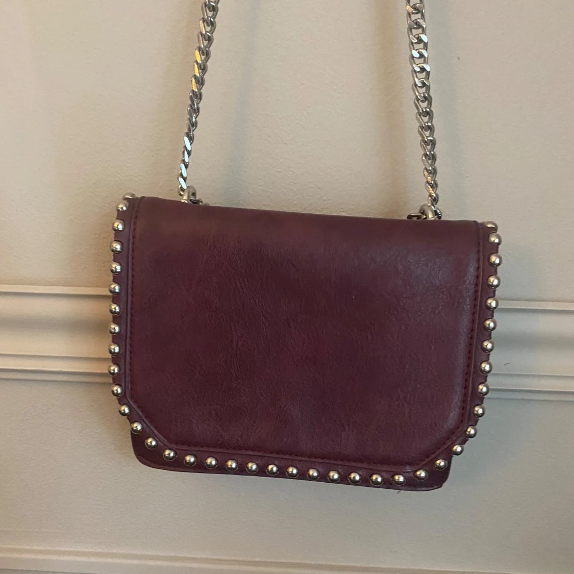 Vinröd axelväska med nitar - 1