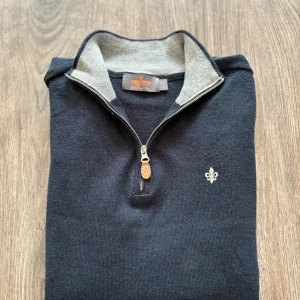 Morris marinblå merinoulltröja half zip - Snygg marinblå tröja från Morris i 100% merinoull med halv dragkedja och grå insida på kragen. Väldigt bra skick, sparsamt använd. Nypris 1800. Mindre i storleken, passar både S och M. Vårt pris: 899. Priset är förhandlingsbart!