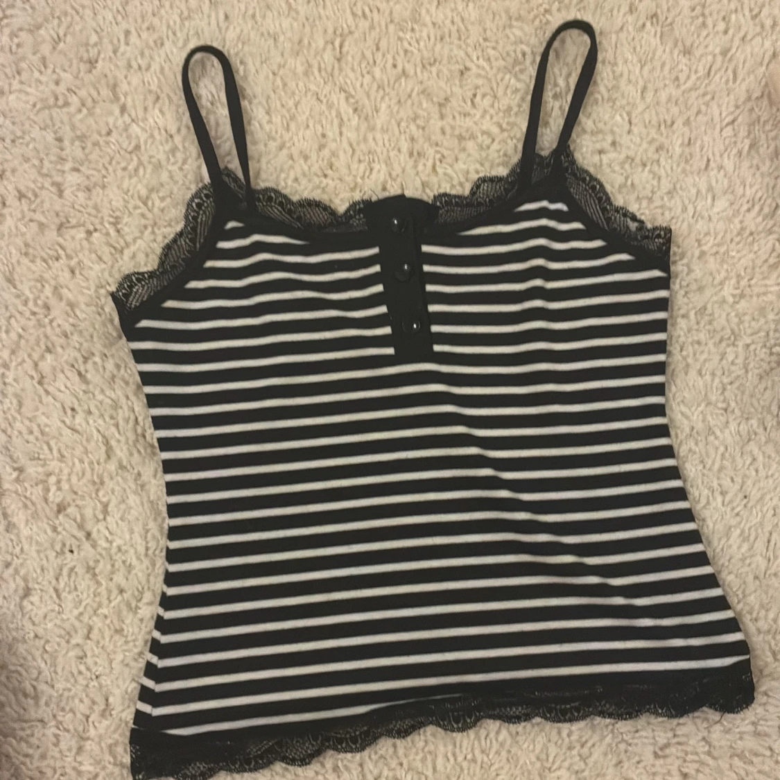 Randig linnetopp med spetsdetaljer