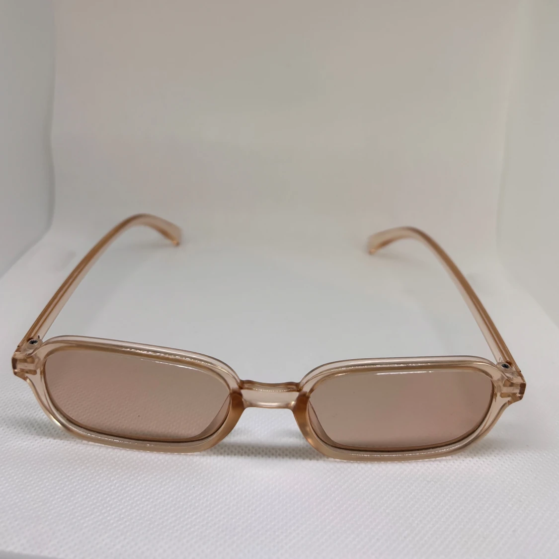 Beige rektangulära solglasögon - 1