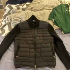 Moncler cardigan  - Säljer min svarta moncler cardigan i storlek 3/m passar även S
