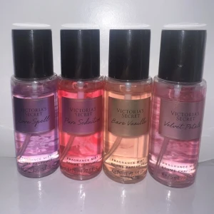 Victoria's Secret parfym mist 4-pack (Love Spell, Pure Seduction, Bare Vanilla, Velvet Petals) - Victoria's Secret parfym mist 4-pack (Love Spell, Pure Seduction, Bare Vanilla, Velvet Petals) Varje flaska är runt 75 ml. 