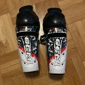 Hockeybennskydd storlek 14  - Hockeybenskydd storlek 14/36 cm 