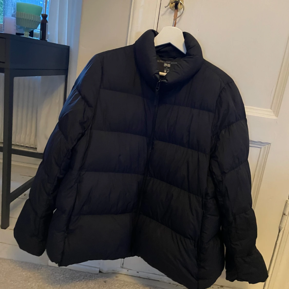 Svart pufferjacka från Uniqlo