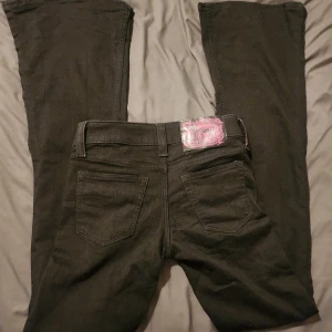 Cheap monday bootcut jeans - Jätte snygga svarta lågmidjade bootcut jeans. Köpta online ifrån weekday. Säljer för de är för små :(Knappast använda.  Storlek 25/32  Mått rakt över midjan: 33cm  Innerbenslängd: 83cm Total längd: 106cm