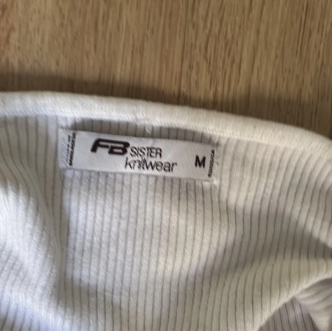 Vit ribbad linnetopp med pärlband - 2