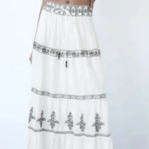 Vit långkjol från Zara  - Supersnygg långkjol med broderade detaljer från Zara. Använd ett fåtal gånger