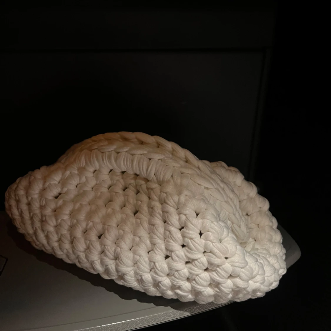 Handvirkad vit väska  i bomull - 1