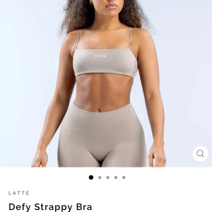 topp från DFYNE - Färgen ”latte” på hemsidan. Har samma i lila