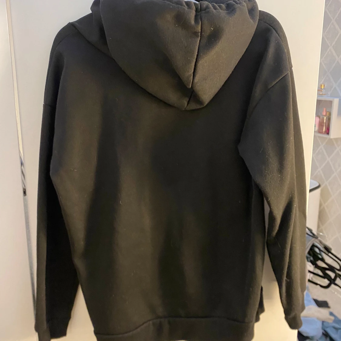 Svart zip up hoodie - 1