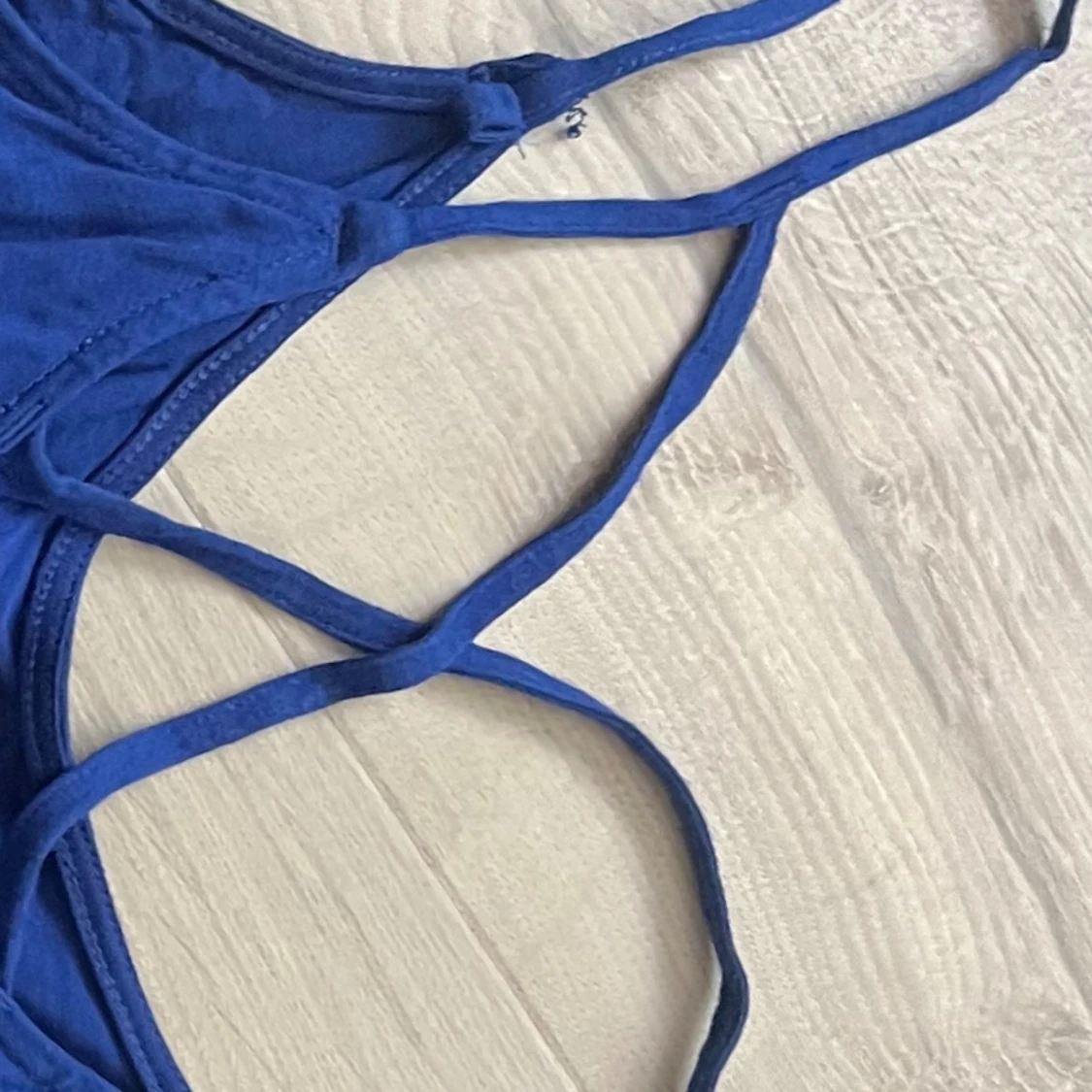 Blå kort jumpsuit med smala axelband - 1