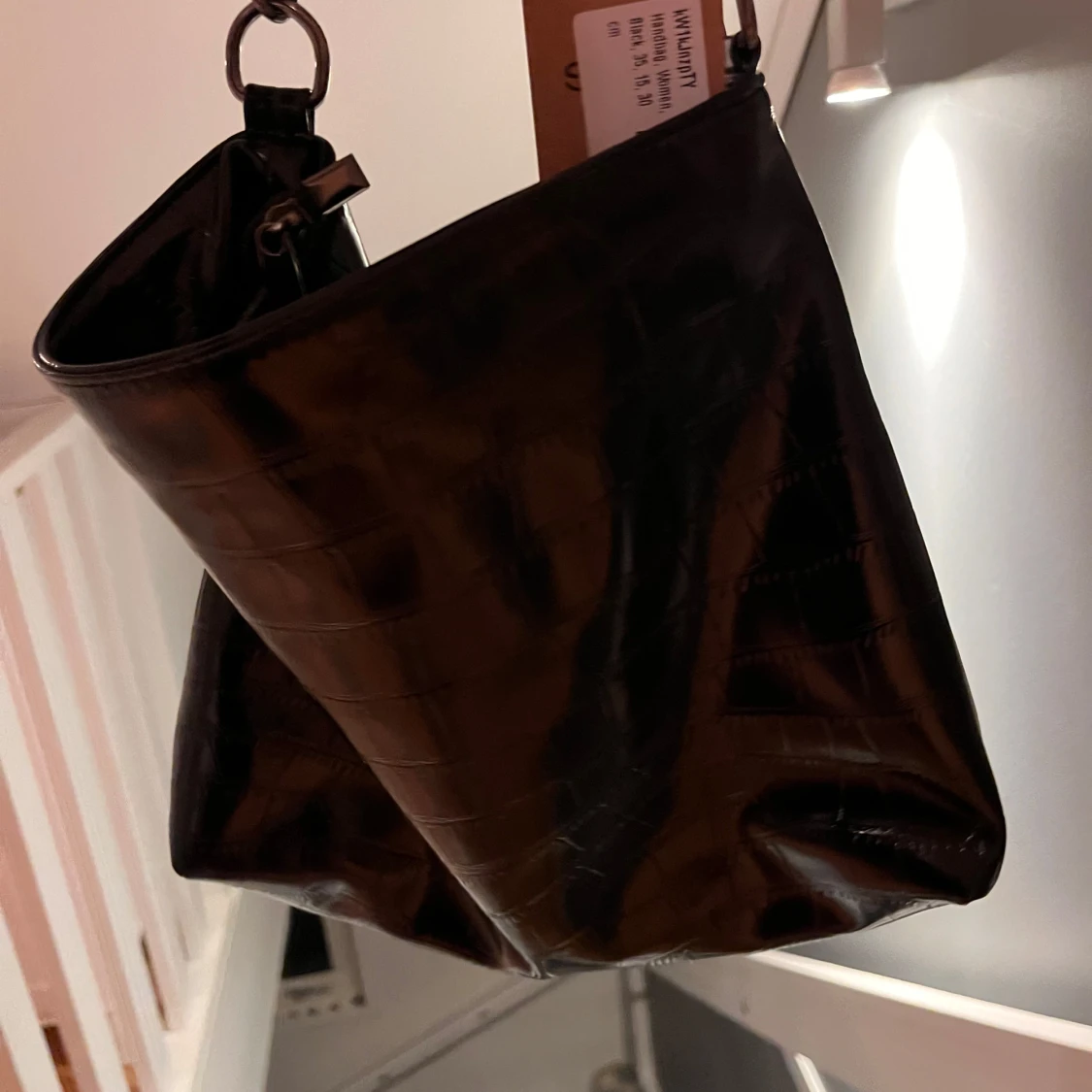 Svart axelväska med kedjedetalj - 1