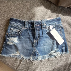 Jeanskjol  - Otroligt snygg jeanskjol från Gina Tricot med prislapp kvar.