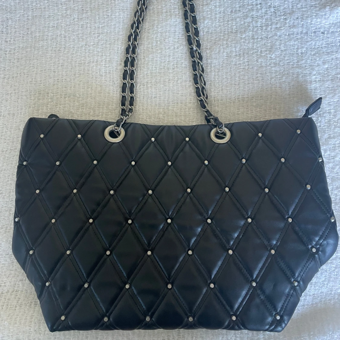 Svart  axelväska från Accessorize