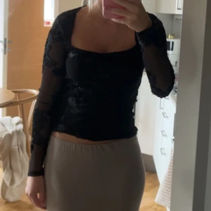 Svart blommig blus - Jätte snygg blus perfekt nu till hösten. Kommer ej till användning, använd fåtal gånger. I nyskick. Lappen bortklippt men sitter som en xs-s 