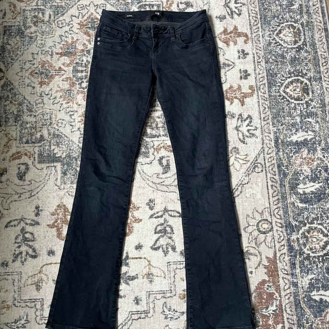 Mörkblå bootcut jeans