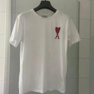 Ami Paris  - Ami Paris T-shirt! Inga tecken på användning 🤩🙌🏽