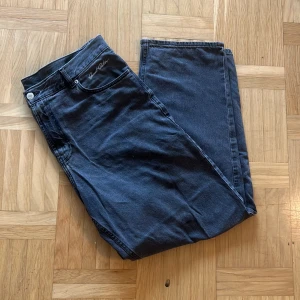 Svarta Sweet SKTBS jeans Storlek L - Snygga svarta jeans från Sweet SKTBS i storlek Large. Klassisk femficksmodell med raka ben och broderad logga vid fickan. Jeansen har normal/lite relaxed passform och är tillverkade i bomull för en skön känsla. Perfekta för dig som gillar streetwear och enkel stil. Köpta från Junkyard för ca 1 år sedan.Använd fåtal gånger. Mått: Längd (midja-fot) 110cm. Midje mått: 50cm. Mått ben: 74cm. Mått ben bredd: ca 25cm