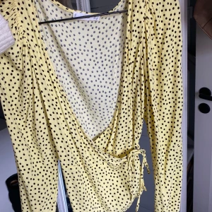 Gul prickig blus - En gul prickig omlott blus🥰 använd en gång