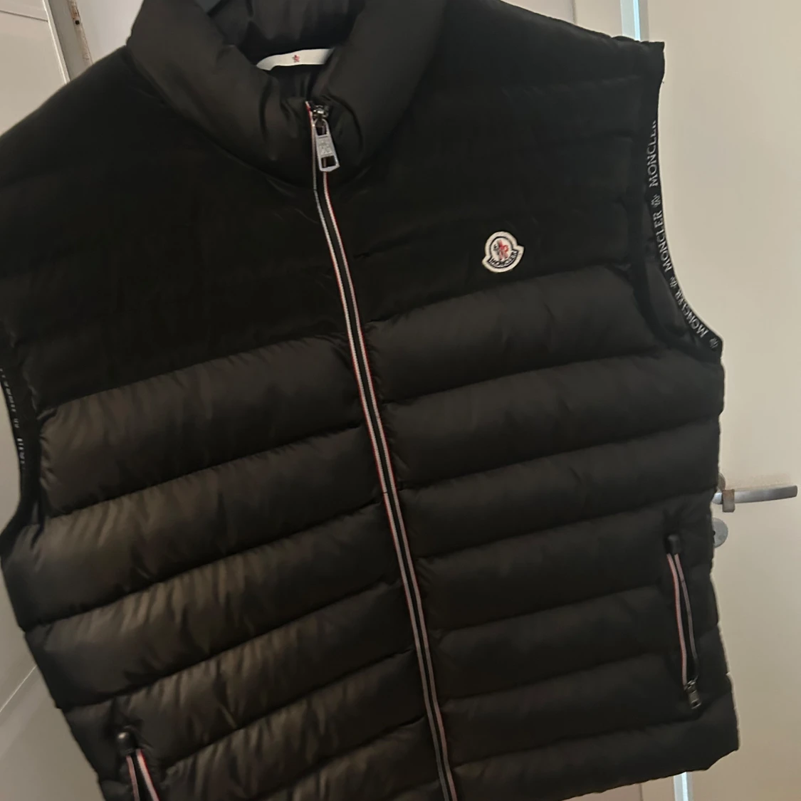 Svart dunväst från Moncler
