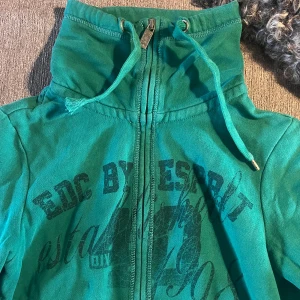 Grön sip-up hoodie från Edc by esprit!  - Jätte skön hoodie med turtleneck! Köpte på Sellpy 2022. Skriv till mig om du har frågor!!!💓 