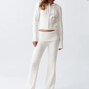 Vitt stickat set från Gina, byxor stl xs och tröja stl s - Supermjuka och sköna vita stickade mjukisbyxor med matchande tröja från Gina 