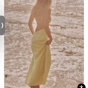 Ljusgul långklänning med öppen rygg - Säljer den här så fina klänningen från Zara!! Använd 2 gånger🌞storlek xs!!