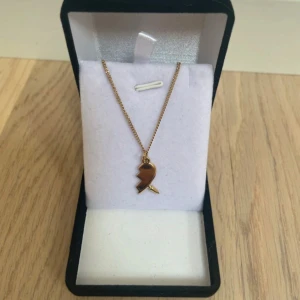 Maria Nilsdotter inspirerat halsband - Super fint guldiga halsband insorterat av Maria Nilsdotter you and me necklace. Använt en gång 💓