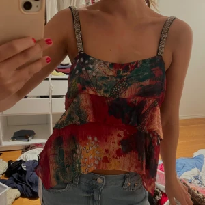Zara topp - Säljer en unik linnetopp med volanger och glittriga axelband från Zara men går inte att köpa längre. Har bara använt den 2 gånger och den är fortfarande i nyskick