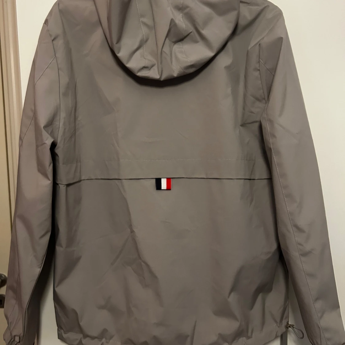 Beige vindjacka från Moncler - 4