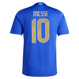 Argentina Messi blå fotbollströja Adidas - Snygg blå Argentina fotbollströja från Adidas med Messi och nummer 10 i guld på ryggen. Tröjan har korta ärmar, V-ringad krage och ljusblå detaljer på axlarna. Materialet är lätt och andas, perfekt för match eller träning. FIFA-märke och AFA-logga på bröstet.