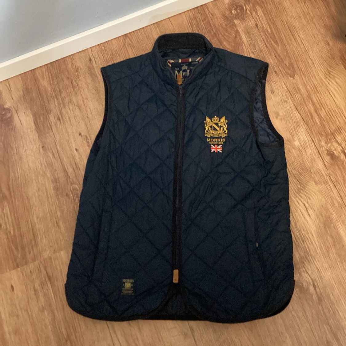 Mörkblå quiltad dunväst från Morris