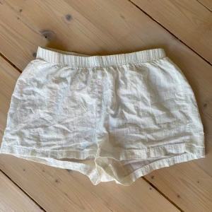 Pyjamas shorts - Vita prickiga pyjamas shorts