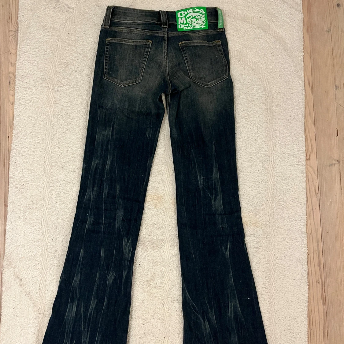 Cheap monday Bootcut jeans Bootybei med grön patch - 1