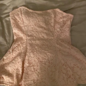 Ljusrosa spetsklänning från C - Säljer en superfin ljusrosa topp från C i storlek S💕💕Pris kan alltid diskuteras vid snabb affär!💕