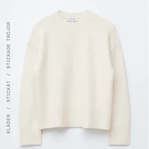 Vit stickad tröja  - Säljer en populär stickad tröja från & Other Stories. Tröjan är krämvit i storlek M men passar även S, har rund hals och ribbade muddar. Inga fläckar och använd ett fåtal gånger💕💕köpt för 550kr