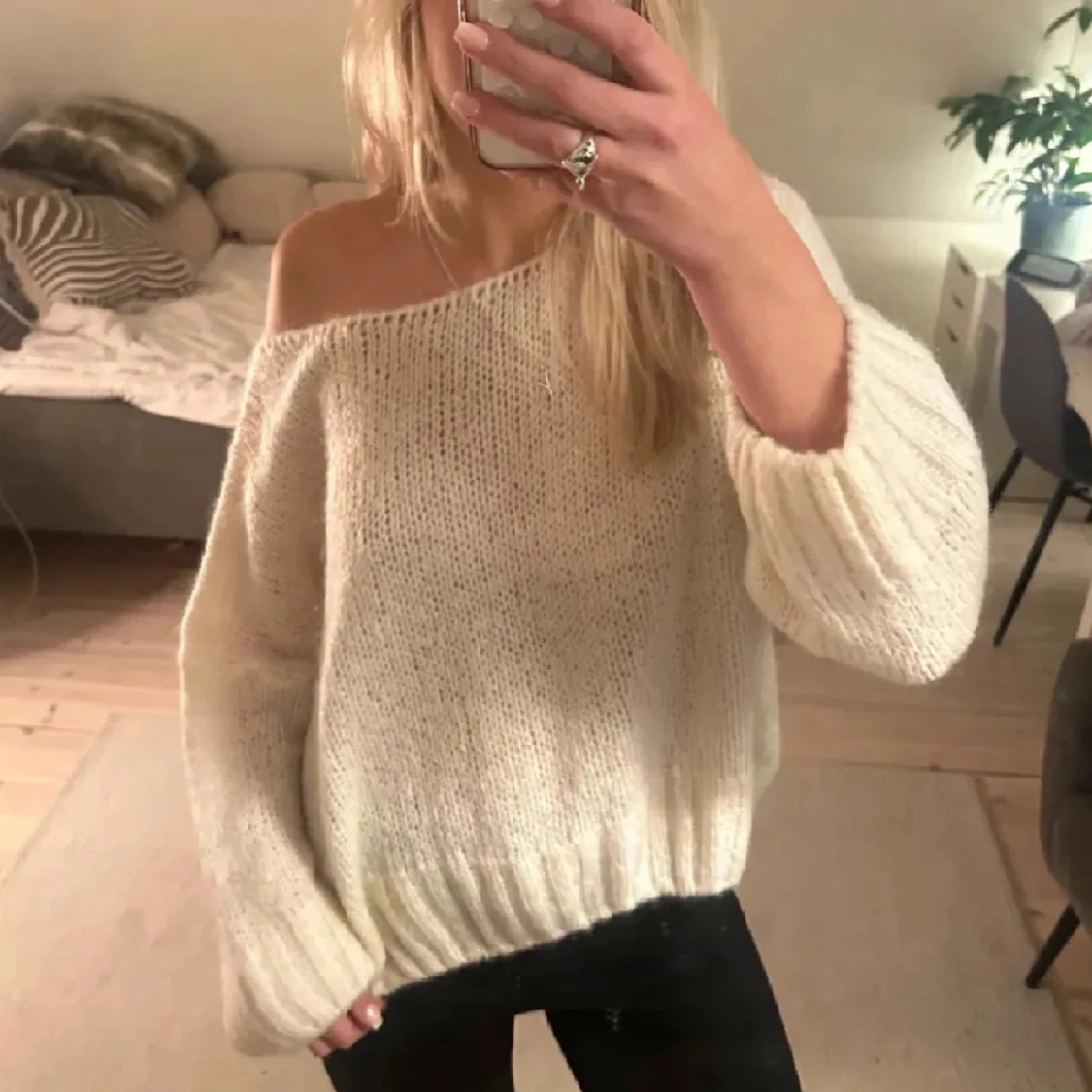 Virkad stickad vit off shoulder tröja🤍