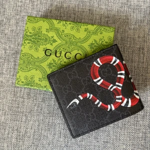 Svart plånbok med röd orm på - Nyskick aldrig använd bra kvalité och pris 