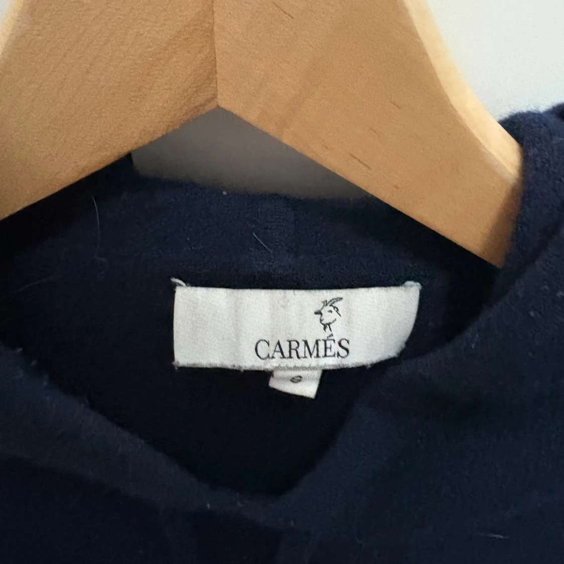 Mörkblå hoodie i kashmir från Carmés - 1