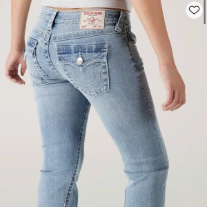 Joey low rise flare - Jeans från True religion som är använda MAX 3 gånger, alltså helt i nyskick! Inga skavanker. Jag köpte jeansen för ca 2 månader sedan men dom kommer inte till användning då de är för stora. Jeansen är uppsydda ca 5 cm och på bilderna kan du se hur jeansen sitter i längen på mig med skor som är ish 163cm. Jag kan tänka mig att byta dessa mot ett annat par i en stl mindre. Bud tas emot