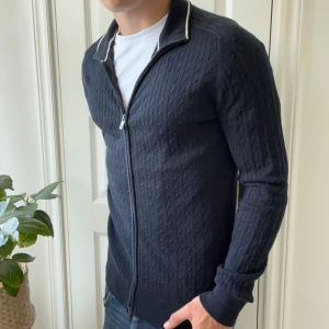 Massimo dutti full zip - Lätt den snyggaste i lagret! Sjukt skön och sitter perfekt! Inga defekter alls, modellen är 180,75 kg och bär M. Kom med frågor! 