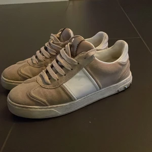 Valentino Garavani sneakers beige/vit - Säljer dessa feta valentino fly crew skorna storleken är 36 men har töjt ut ganska mycket så skulle säga att du kan ha dom om du har storlek 37, pris kan diskutera och säg till om ni vill ha mer bilder.