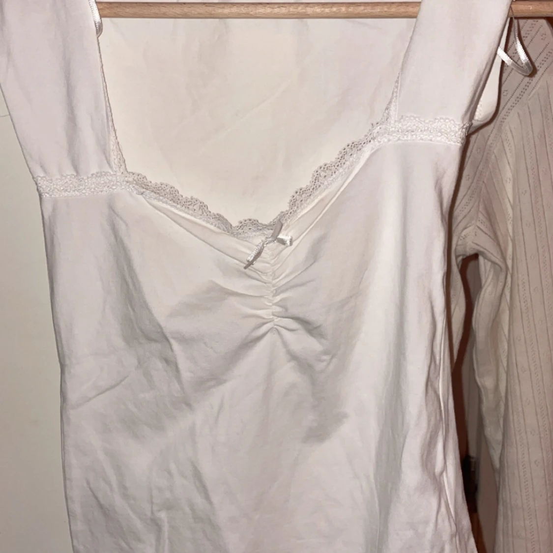 Vit linnetopp med spets från 157