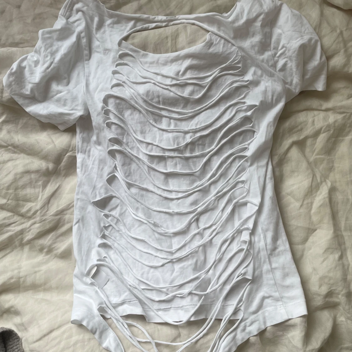 Vit t-shirt med slitsad design