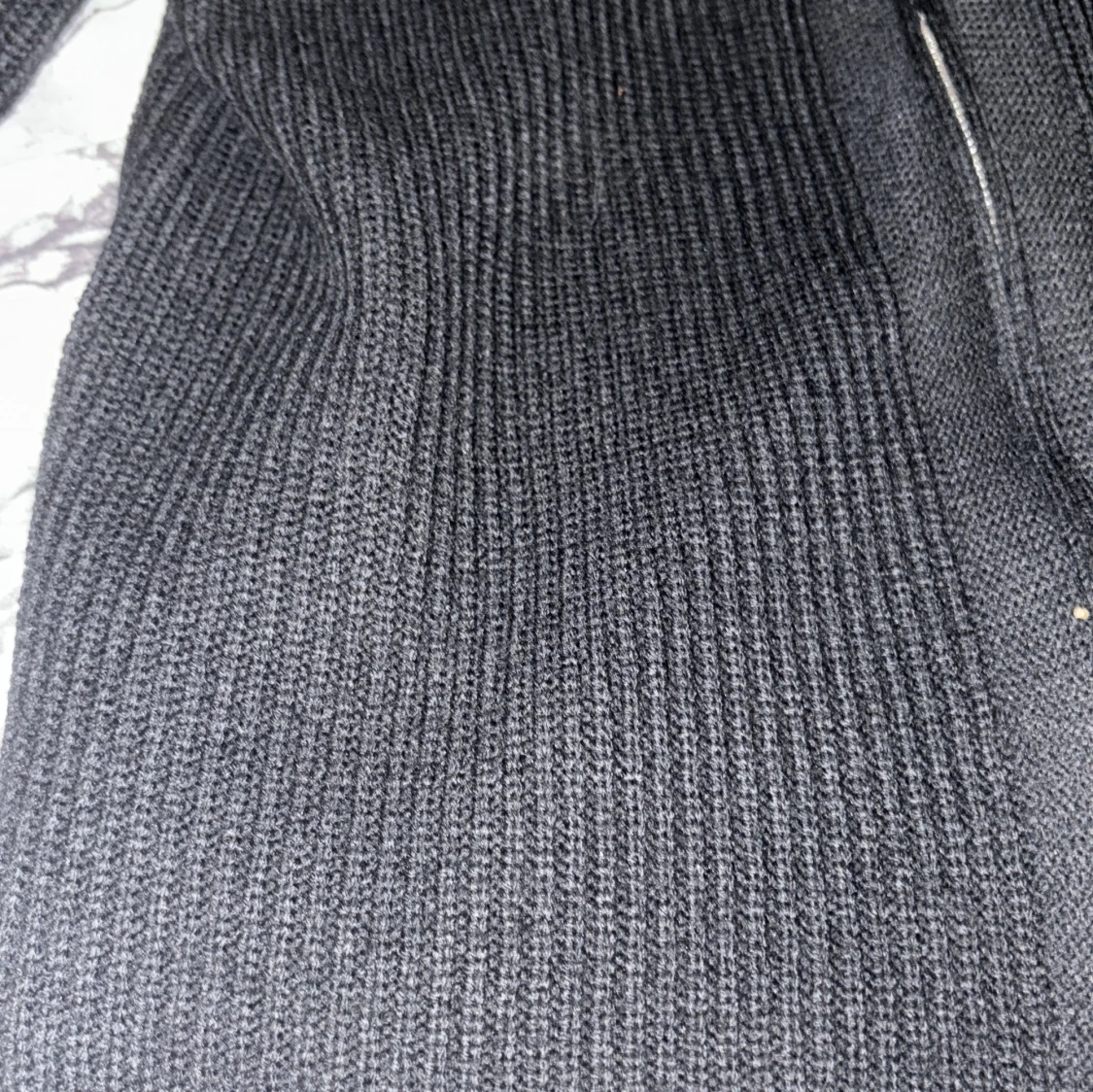 Svart stickad kofta med dragkedja - 1