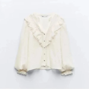 Vit vringad blus från zara - Den är i väldigt bra skick inte använd alls många gånger