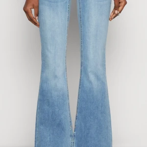 Ljusblå bootcut jeans från ONLY - Säljer ett par ljusblå bootcut jeans från ONLY med klassisk femficksdesign och låg midja. Jeansen har en snygg utsvängd passform nertill och är tillverkade i mjukt denimtyg. Säljer då jag har liknande och använt dessa 1-2 gånger 💞 nypris är 570kr men säljer för 350kr💞storleken är 29x32 