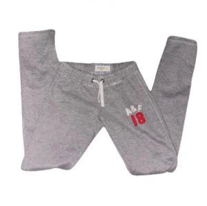 Grå mjukisbyxor Abercrombie & Fitch - Grå mjukisbyxor från Abercrombie & Fitch! Straight leg skulle jag säga, de var för små för mig som vanligt vis har S! Skulle säga att de passar XXS-XS 💕